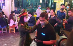 Dịch Covid-19 ngày 25/2: Công an Hà Nội tổng kiểm tra quán bar, karaoke