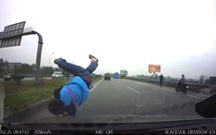 Video: Sang đường kiểu bất cần, người đàn ông bị ô tô đâm bất tỉnh