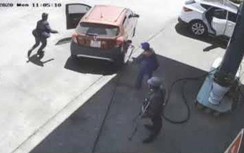 Video: Cảnh sát mặc thường phục quật ngã 2 tên cướp như phim hành động