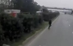 Video: Sang đường kiểu tự sát, thanh niên suýt gây họa cho xe container