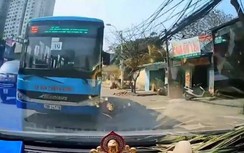 Video: Tài xế xe buýt chạy xe như "cướp đường" cực nguy hiểm