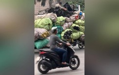 Video: Choáng với xe chở phế liệu "siêu to" trên phố Hà Nội