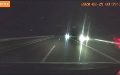 Video: Kinh hoàng 2 ô tô bật đèn pha, lao ngược trên cao tốc HN - Lào Cai