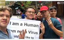 Lo bị kỳ thị, nhiều thanh niên cầm biển "Tôi là con người không phải virus"