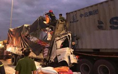 Video: Ớn lạnh hiện trường vụ xe tải tông đuôi xe container, 3 người chết