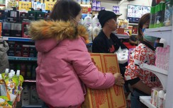 Người Hà Nội xếp hàng mua thực phẩm tích trữ từ tinh mơ