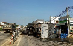 Quảng Nam: Xe tải leo dải phân cách lật nhào chắn ngang QL1