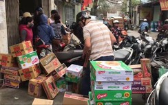 Video: Người nọ đồn người kia, mang cả ô tô đi mua mỳ tôm