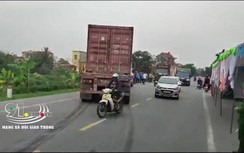 Video: Xe container tông gục 2 phụ nữ ngay cạnh rạp cưới ở lòng đường