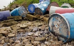 Xuất hiện nhiều thùng phuy nghi chứa chất độc đổ xuống sông Hồng