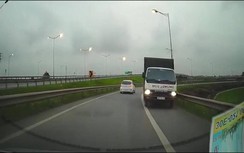 Tài xế xe tải ngang ngược ép xe khác khi lao vào đường ngược chiều