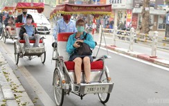 Hà Nội: Khách nước ngoài tuân thủ "lệnh" đeo khẩu trang tại nơi công cộng