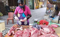 Nhiều người tiêu dùng quay lưng với thịt lợn, tiểu thương bỏ chợ cả loạt
