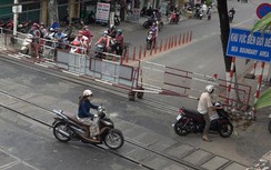 Đà Nẵng: Tràn lan vi phạm giao thông khi dừng chờ tàu