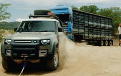 Land Rover Defender thể hiện sức mạnh bằng màn giải cứu xe tải trên sa mạc