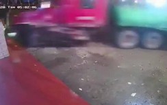 Video: Kinh hoàng xe đầu kéo đâm sập nhà dân vì tránh xe đi sai làn đường