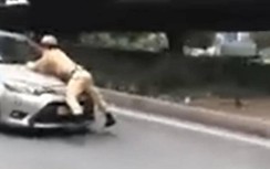 Video: Bất chấp vi phạm, tài xế taxi hất CSGT lên đầu xe rồi bỏ chạy