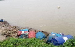 Vớt thêm 2 thùng phuy nghi có chất thải nguy hại dưới sông Hồng