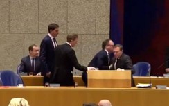 Video: Quá căng thẳng vì Covid-19, Bộ trưởng Y tế Hà Lan ngất tại cuộc họp