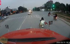 Video: Khó chịu còi to, hai cô gái dám tạt đầu xe container