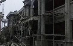 Sập giàn giáo và khối bê tông công trình trụ sở xã, 1 thợ xây tử vong