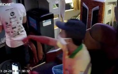 Video: Hành khách la hét hoảng loạn khi 2 kẻ đập phá xe khách giữa quốc lộ