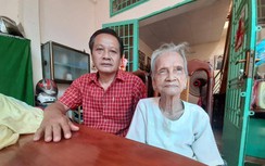 Xúc động cụ bà 97 tuổi cặm cụi may khẩu trang tặng dân giữa mùa dịch