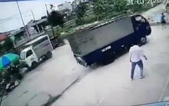 Video: Một phụ nữ tập lái xe tải, tông vào hai trẻ nhỏ đang chơi bên đường