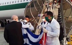 Đoàn bác sĩ Cuba chào hỏi bằng khuỷu tay khi tới trợ giúp Italy