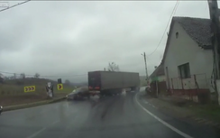 Video: Xe tải vào cua đoạn đường trơn trượt, đuôi xe va phải ô tô con