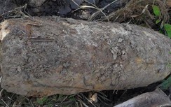 Bất ngờ phát hiện vật thể giống bom, dài 1,2m còn thuốc nổ ở Cà Mau
