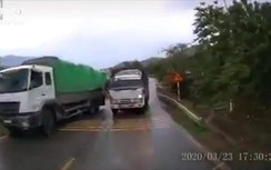 Video: Tài xế xe tải vượt ẩu tông thẳng vào đầu xe đi chiều ngược lại