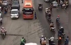 Video: Khiếp vía cảnh xe khách lấn làn, đánh võng, hù dọa người đi đường