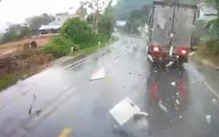 Video: Rợn tóc gáy pha vượt ẩu gây tai nạn liên hoàn của xe tải