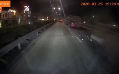 Video: Kinh hãi khi xe tải cỡ lớn văng cọc bê tông khủng xuống đường