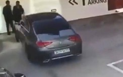 Video: Nữ tài xế nhầm chân ga, tông người đàn ông dính vào tường