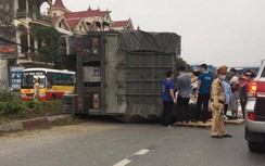 Video: Xe đầu kéo mất lái, đổ "chổng kềnh" trên dải phân cách