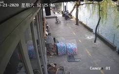 Video: Ở nhà tránh dịch Covid -19, bé trai phi xe đạp xuống hồ, suýt chết