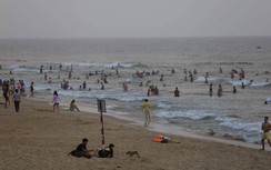 Quảng Nam: Ngàn người đổ xô tắm biển, vui chơi ở biển Tam Thanh