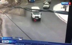 Video: Kinh hoàng người phụ nữ bị xe buýt cuốn vào gầm khi băng ngang đường
