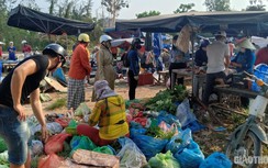 Quảng Nam: Bất chấp lệnh cấm tụ tập, chợ tự phát vẫn tấp nập mua bán