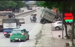 Video: Xe ben sụt xuống cống, suýt đổ ập gây họa cho người dân