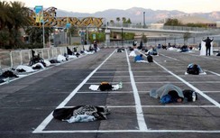 Hình ảnh gây sốc tại Mỹ, hàng trăm người dân phải ngủ tại bãi đỗ xe ngoài