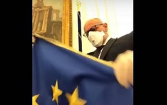 Thất vọng vì châu Âu, Phó chủ tịch Quốc hội Italy tháo cờ EU