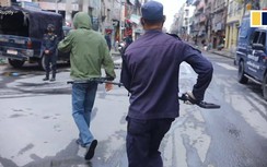 Video: Cảnh sát Nepal dùng gậy bắt người "cực dị" giữa mùa dịch Covid-19