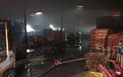 Công ty gỗ ở Bình Dương bất ngờ bốc cháy dữ dội