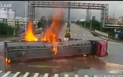 Hãi hùng xe bồn chở xăng bị tông đổ, tài xế đạp kính thoát khỏi đám cháy