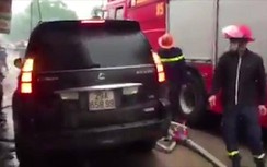 Xế sang Lexus cố tình đè vào vòi phun nước khi cảnh sát đang chữa cháy