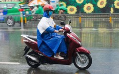 Đi xe máy trời mưa thế nào để đảm bảo an toàn?