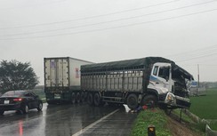 Thái Bình: Xe tải đối đầu trên quốc lộ, 2 tài xế bị thương nặng